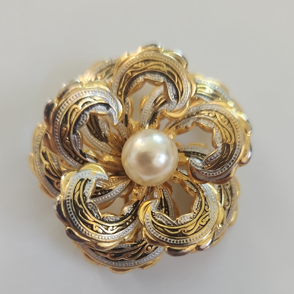 Elegant Damascene Flower with‎ Pearl Accent